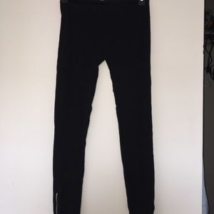 Black leggings. Size M